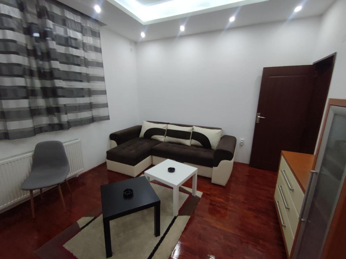 Nis Apartment Appartamento *